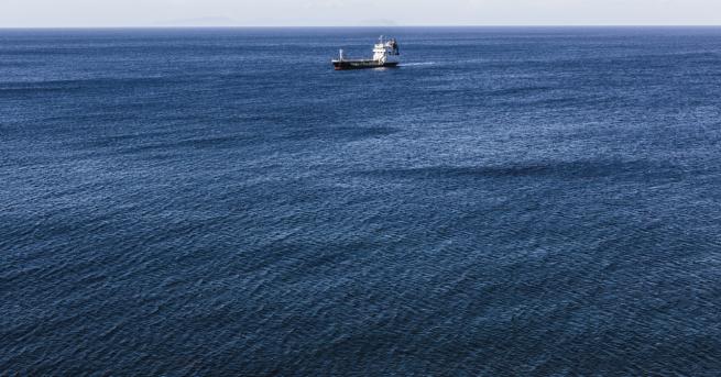 Свят Пирати отвлякоха осем души от екипажа на гръцки танкер