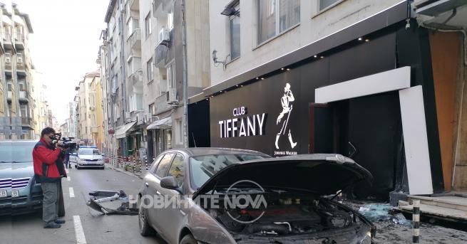 България Клиент на заведение блъсна с колата си шестима души