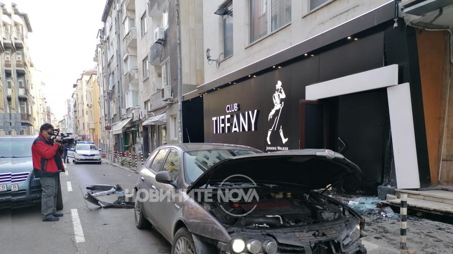 Клиент на заведение блъсна с колата си шестима души в София