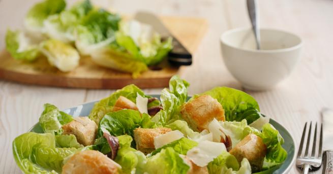 Любопитно Класическа салата Цезар Домашните крутони се слагат върху салатата