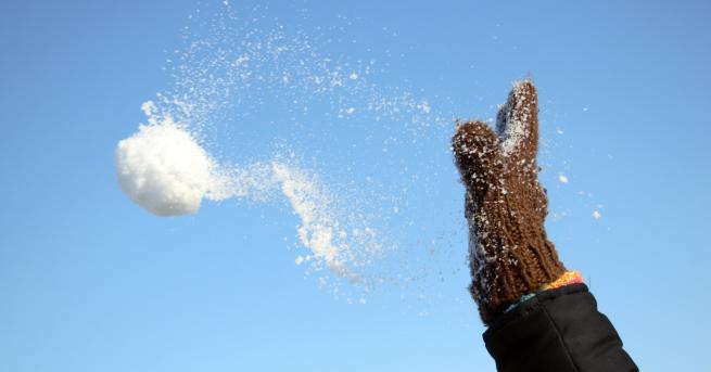 Свят Шофьор стреля по деца заради снежни топки Полицията издирва