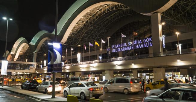 Свят Самолет излезе от пистата на летище в Истанбул Няма