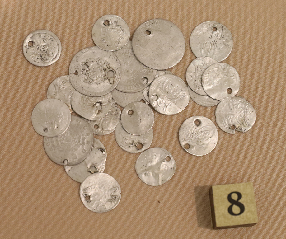 <p>Сребърни османски монети носени на наниз XVIII-XIX век</p>