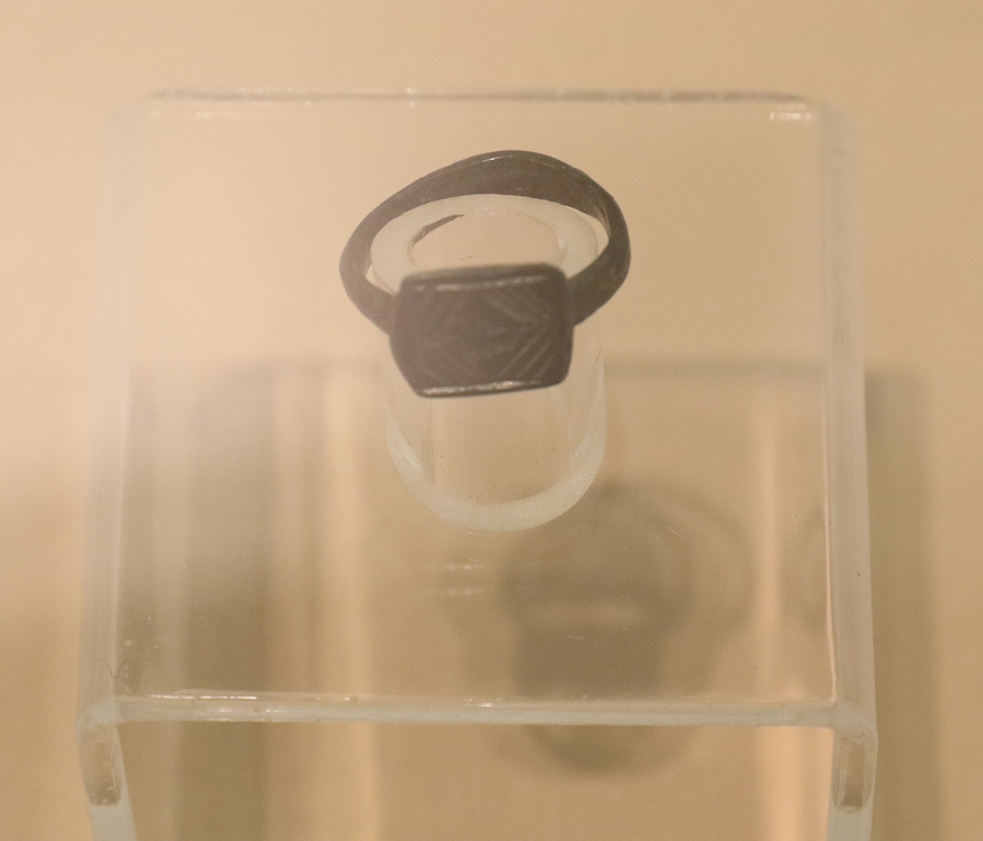 <p>Пръстен от разрушен гроб от некропола XV век</p>