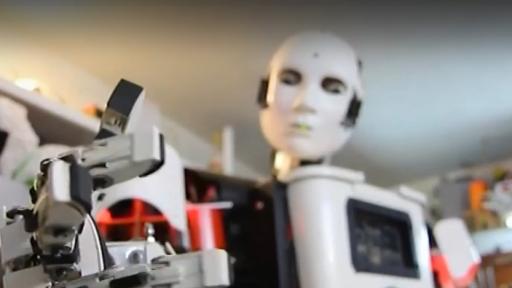  Уникално, българин сътвори хуманоиден робот в гаража си 