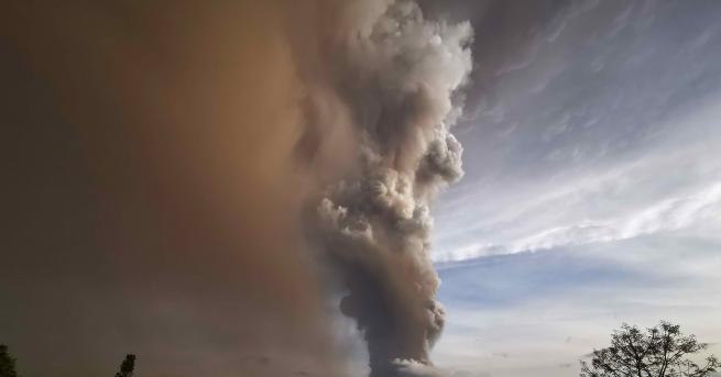 Свят Вулкан изригна във Филипините над 80 000 евакуирани Вулканът