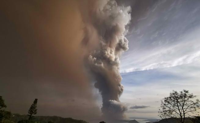  Вулкан изригна във Филипините, над 80 000 евакуирани 