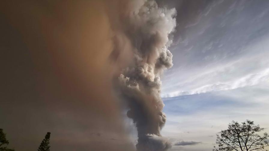Вулкан изригна във Филипините, над 80 000 евакуирани