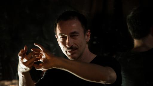  <p><strong>Димитрис Папайоану</strong>&nbsp;променя настройките към актуалния танц в България</p> 