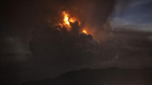  <p>Таал стартира да бълва лава, над 400 хиляди евакуирани</p> 