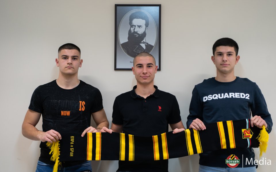 Трима юноши на Ботев (Пловдив) подписаха първите си професионални договори
