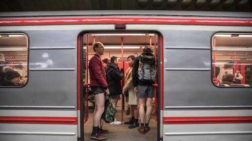  <p>Хора се разходиха <strong>без панталони</strong> в метрото (ВИДЕО)</p> 