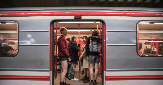 Любопитно Хора се разходиха без панталони в метрото 19 то издание