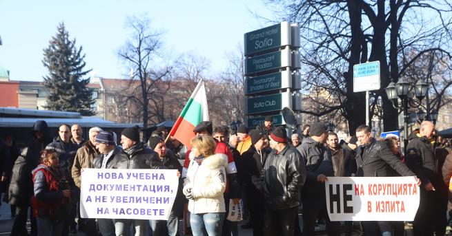 България Автоинструктори блокираха центъра на София не искат повече часове