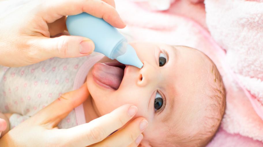 Как да се справим с хремата и запушения нос при бебета