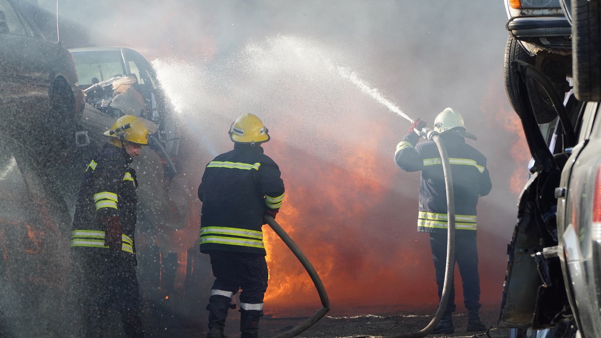 Голям пожар бушува във вилна зона Остриците 2 край Бургас