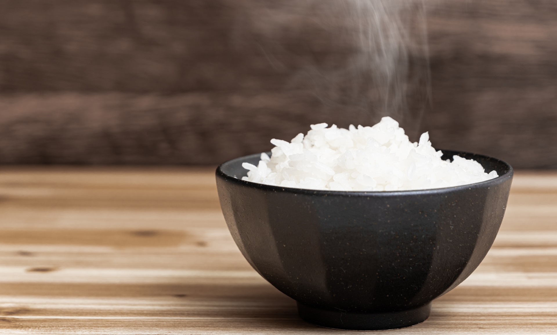 <p><strong>Яжте: бял ориз</strong></p>

<p>Той е пълен с нишесте и ниско съдържание на фибри, което го прави перфектна &bdquo;свързваща&rdquo; храна за начало на захранването с твърда храна след диария.</p>