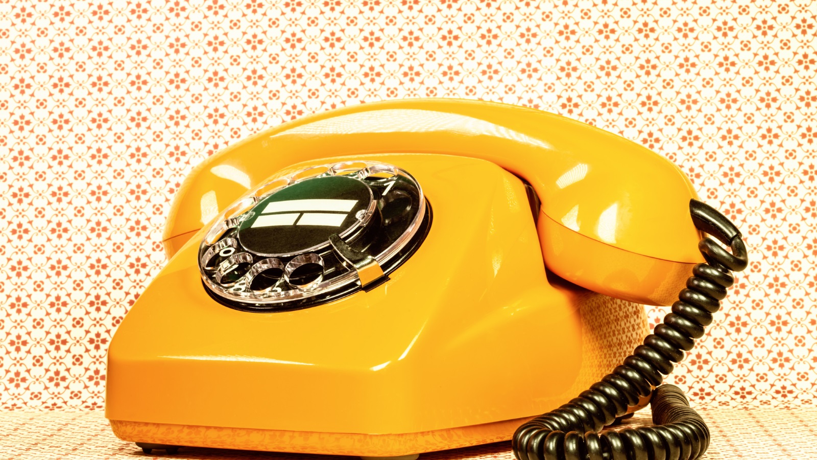 <p>Телефонът с шайба. Отдавна вече не се използват и телефоните с шайба, както и самата технология за импулсно набиране на номера. Днес такива телефонни апарати могат да се видят само в музеите. Или при колекционерите на стари вещи.</p>