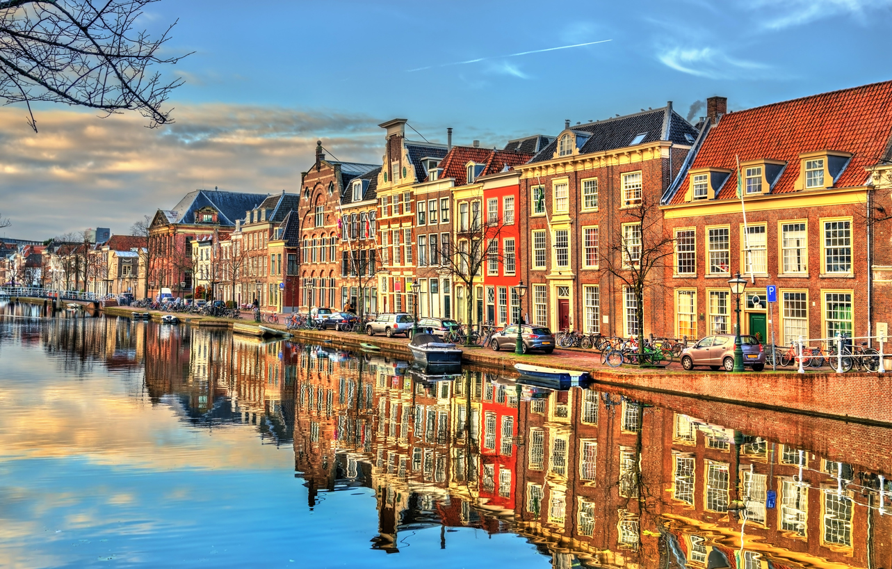 <p><strong>Вместо в Амстердам отидете в Лайден</strong></p>

<p>Амстердам е голям европейски град, но това не означава, че може да издържи тълпата от туристи, която го посещава.&nbsp;Обмислете да посетите други части на страната - като Лайден. Градът е известен с многото студенти, богатата история и чудесната храна и затова е добра алтернатива на Амстердам.&nbsp;</p>