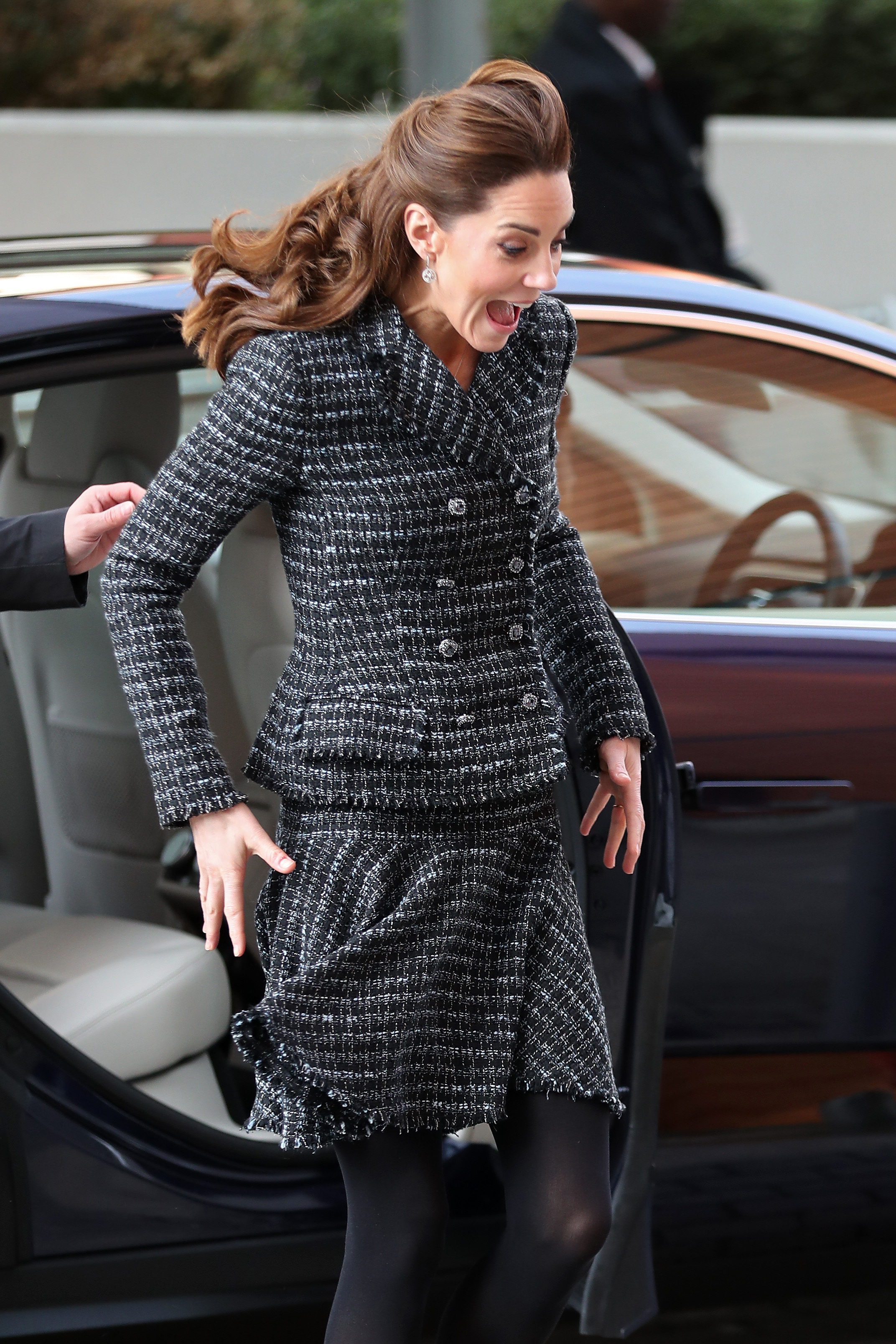 <p>Кейт, херцогинята на Кеймбридж, пришива тежести в полите си, за да избегне конфуз с тоалетите си при силен вятър.</p>
