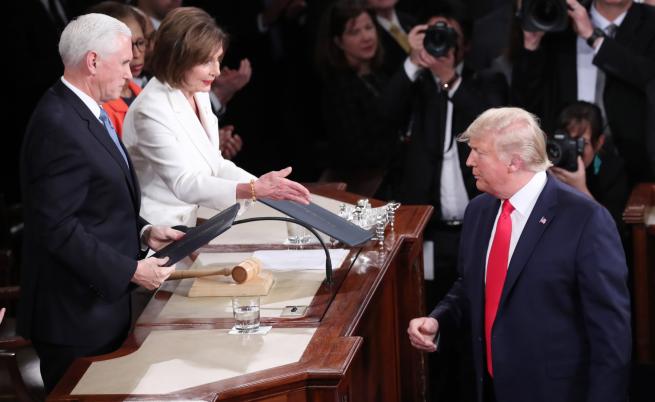  Доналд Тръмп отхвърля да се ръкува с Нанси Пелоси 