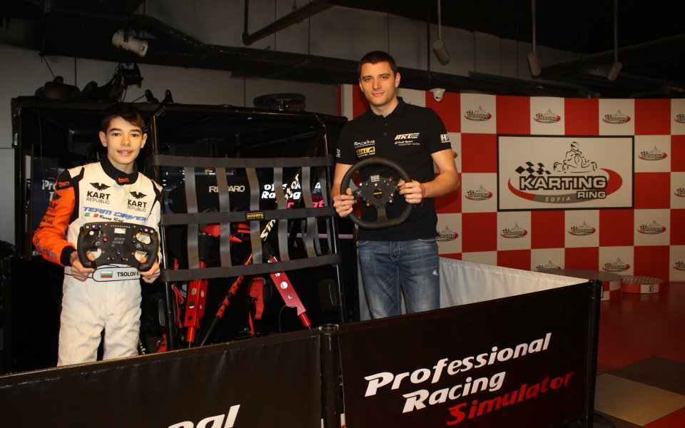 Професионални състезатели и любители на мотор спорта и компютърните симулации,