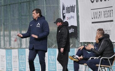 Треньорът на Левски Петър Хубчев има няколко дилеми по състава за