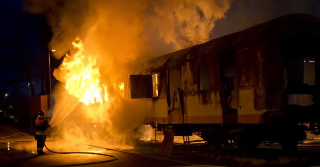 Свят Огромен пожар в Канада Пламна товарен влак с петрол