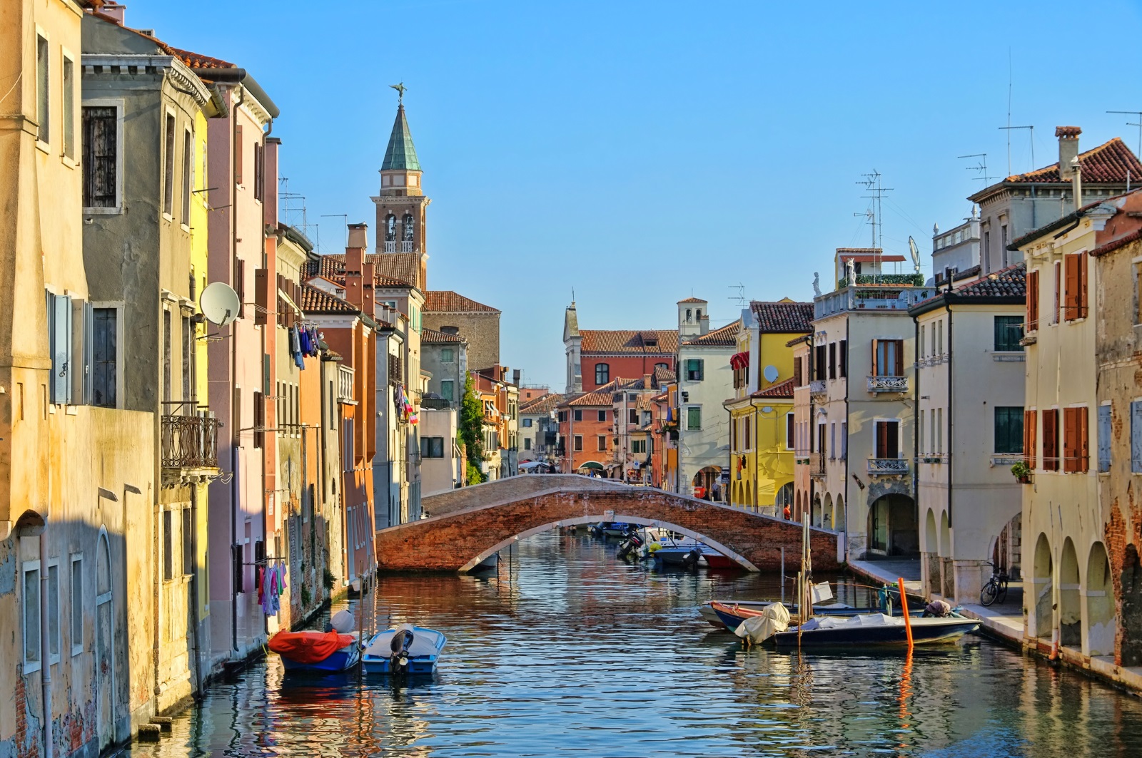 <p>Киоджа вместо Венеция. Венеция е приказно красива, но прелива от туристи. Годишно я посещават близо 30 милиона души. Ако искате да избегнете тълпите от туристи, посетете Киоджа. С неговите романтични мостове, тесни улички и пъстри фасади това живописно рибарско градче предлага неповторима италианска атмосфера. При това без да е така претъпкано, както Венеция.</p>