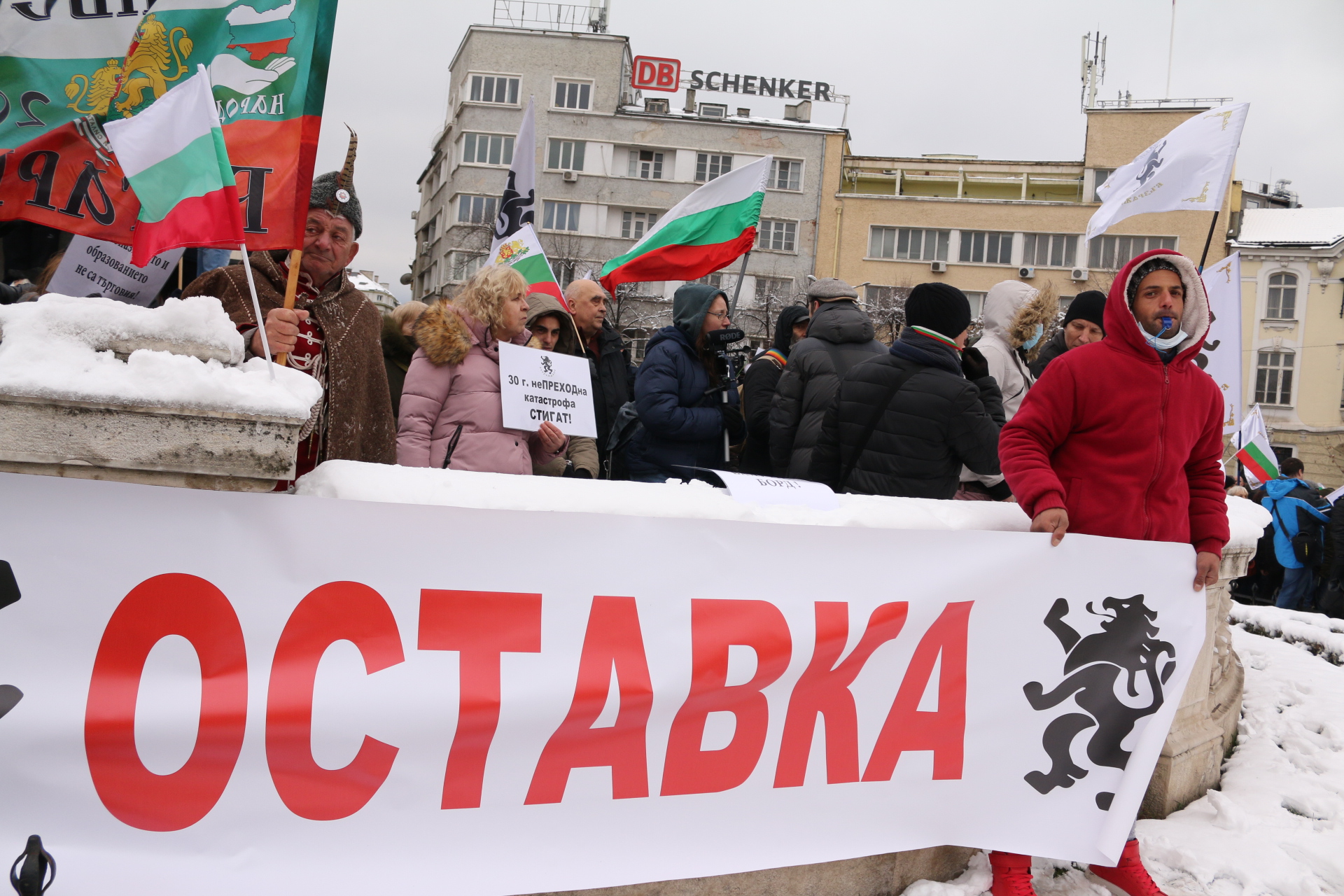 Лидерът на движението Костадин Костадинов заяви, че недоволните са се събрали да изразят недоволството срещу управляващите, които "отровили въздуха, откраднаха водите, продадоха златото и изгониха бъдещето на България".