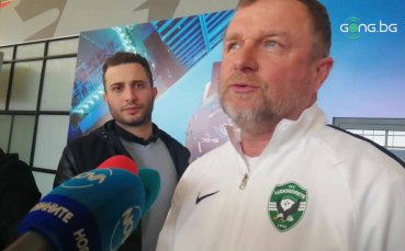 Треньорът на Лудогорец Павел Върба говори пред журналисти на аерогара