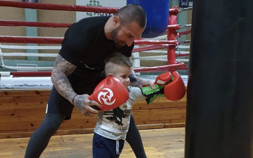 Наш боксьор тренира със сина си за 