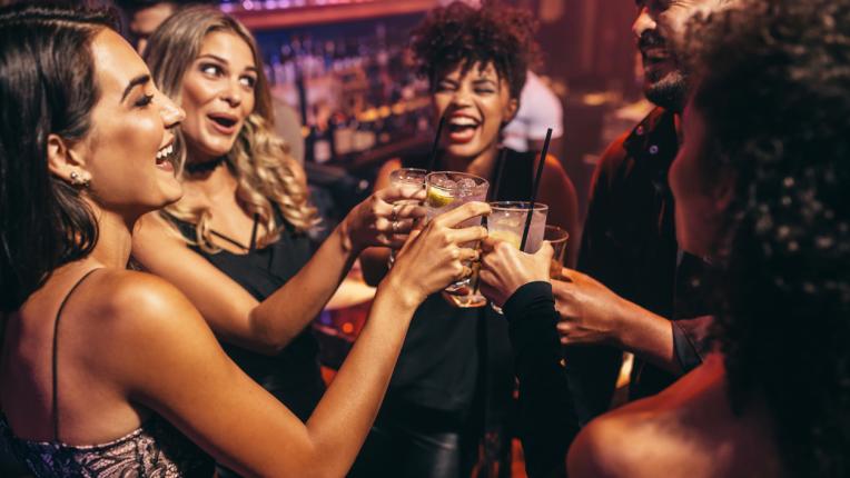 парти купон приятели питие коктейл алкохол