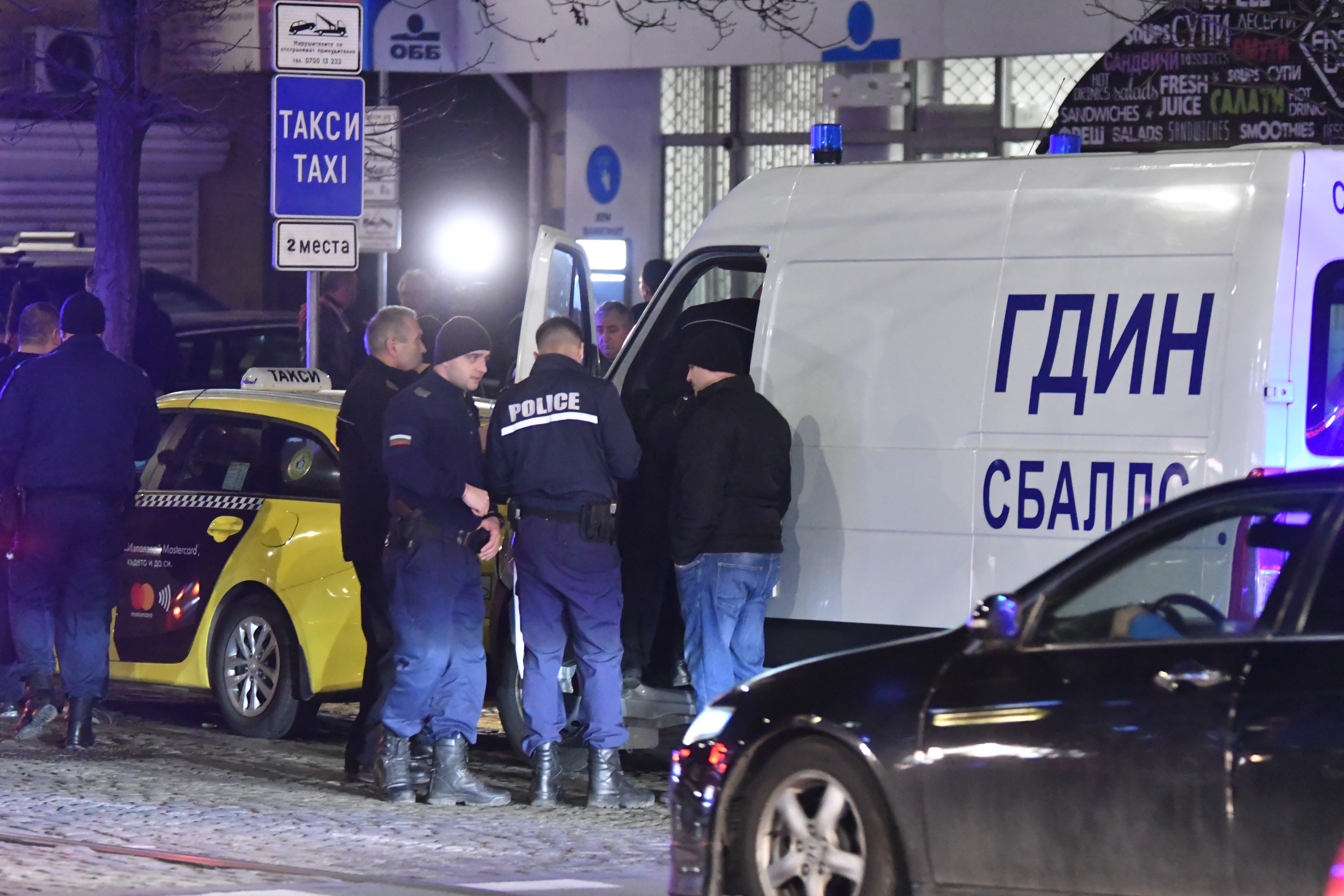 Линейка на Централния софийски затвор, с която са прибирани след делото в спецсъда Ветко и Маринела Арабаджиеви, е била ударена от такси на столичната улица "Раковски".