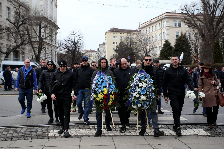 Футболистите и феновете на Левски поднесоха цветя пред паметника на1