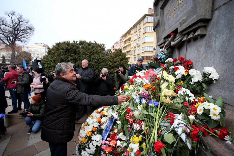 Футболистите и феновете на Левски поднесоха цветя пред паметника на1