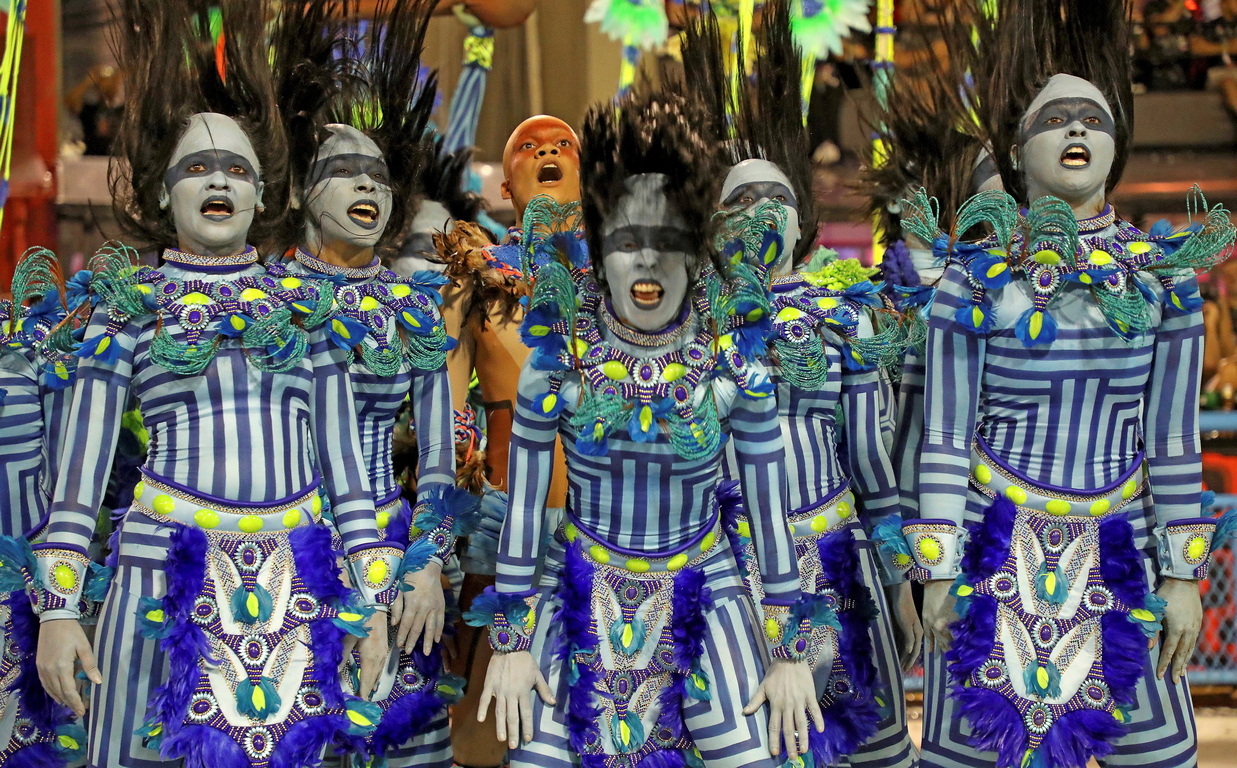 Стотици групи, танцьори и милиони зрители излязоха по улиците на града за пищната веселба в духа на Бразилия