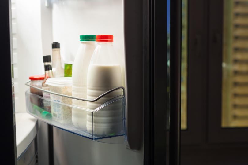 <p><strong>Съхранение на прясно мляко на вратата на хладилника </strong></p>

<p>Честото отваряне на хладилника вдига температурата му, а най-податливи на тези температурни амплитуди са именно напитките, сложени на вратата на хладилника.</p>