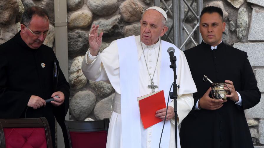 Папа Франциск "леко болен", отмени проява