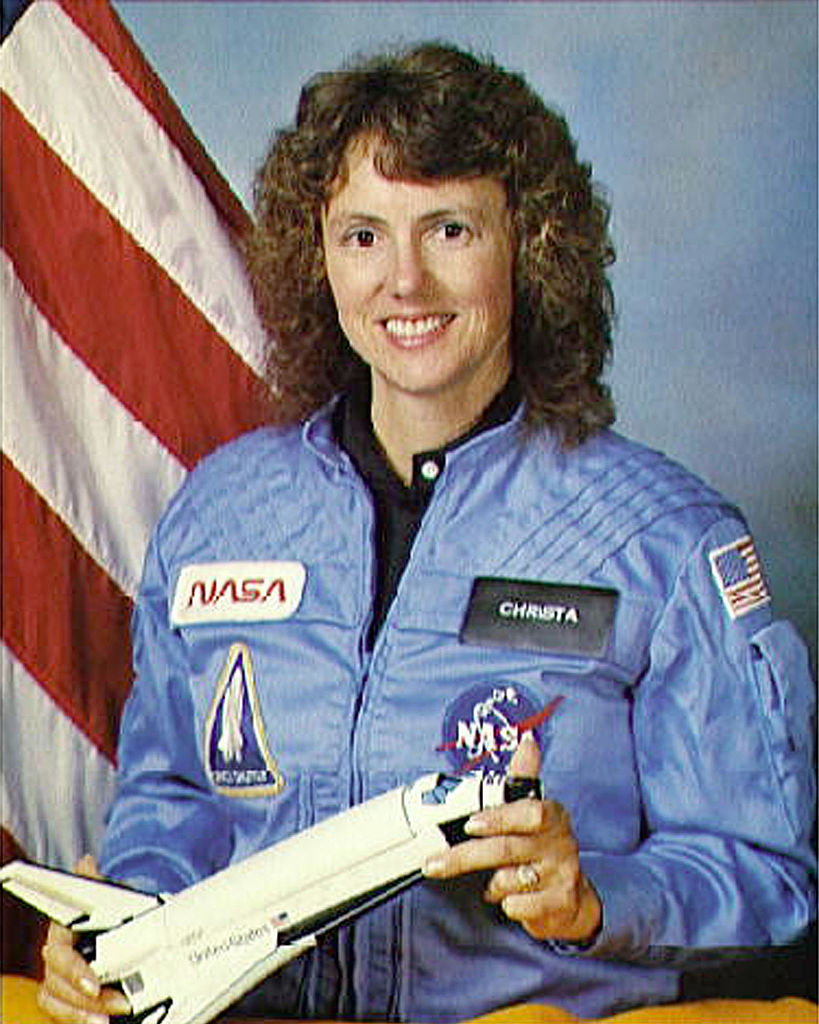 <p><strong>Безсмъртният подвиг на Криста Маколиф</strong></p>

<p>Криста Маколиф е избрана от общо 11&nbsp;000 други кандидати и се превръща в първия учител, който ще лети в космоса. За съжаление съдбата не ѝ дава тази възможност. Криста се оказва на трагичния полет на совалката &bdquo;Чалънджър&rdquo; от 28 януари 1986 г., когато машината се взривява само 73 секунди след излитането. Първоначалната идея била Криста да преподаде няколко урока на живо от космоса. Това така и не се случило, но през 2018 г. астронавтите Джоуи Акаба и Рики Арнолд увековечиха нейния образ, записвайки уроците, които Криста така и не успява да преподаде.</p>