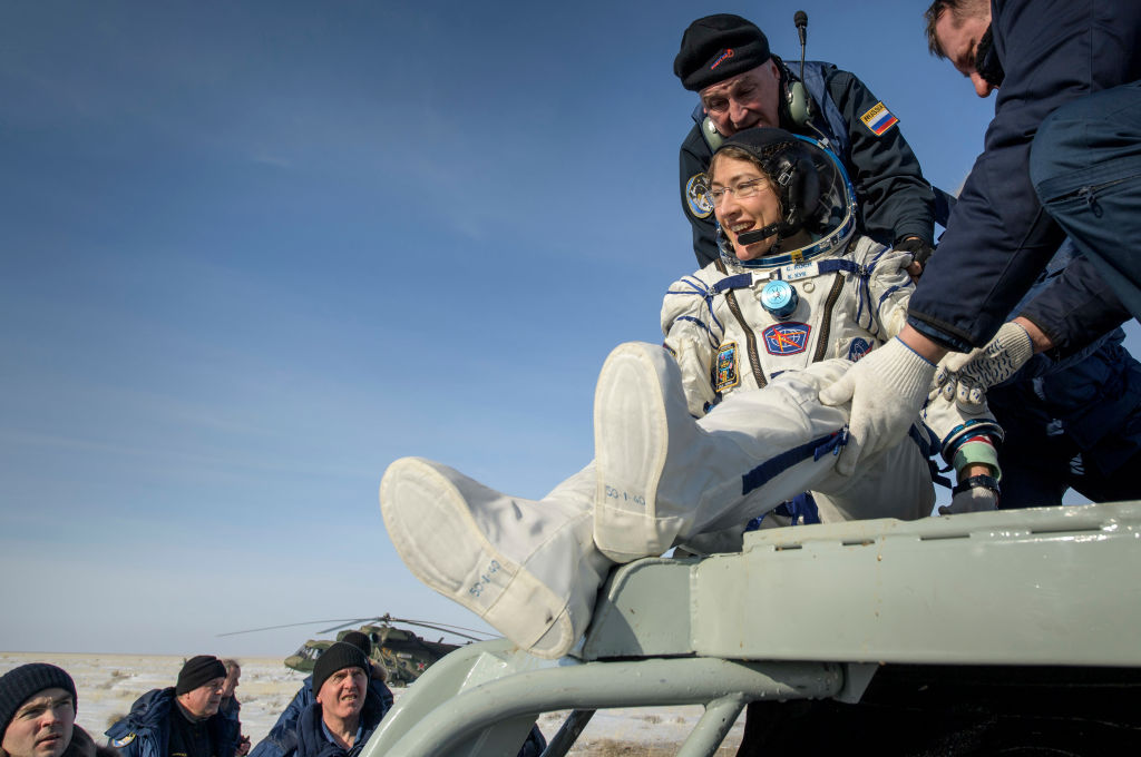 <p><strong>Кристина Кох и нейният рекорд</strong></p>

<p>В началото на февруари месец Кристина Кох се превърна в жената, престояла за най-много последователни дни в космоса. Кристина прекара на борда на Международната космическа станция 328 дни.</p>