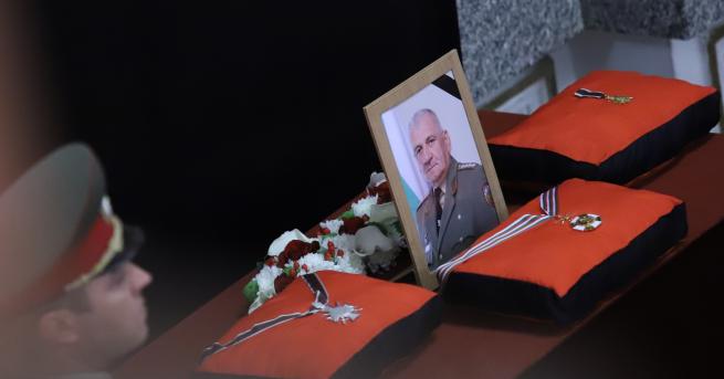 България Армията се прости с началника на отбраната ген Андрей