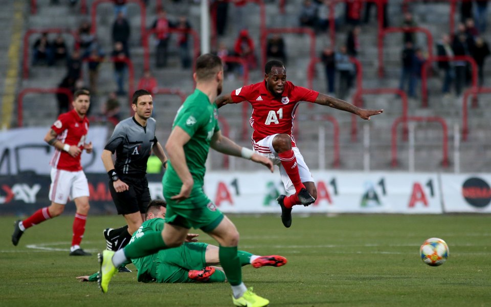 Китайски клуб е подновил интереса си към нидерландския халф на