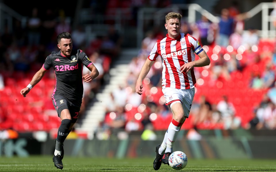 Манчестър Юнайтед наблюдава внимателно развитието на бранителя на Стоук Сити