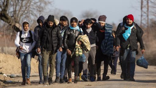  Група мигранти вървят към турско-гръцката граница 