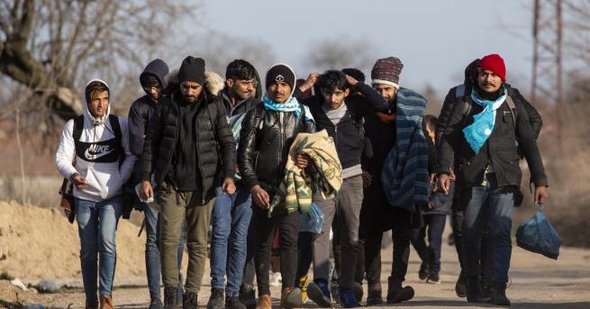 Свят Русия Турция насочва 130 хил мигранти към Гърция Две