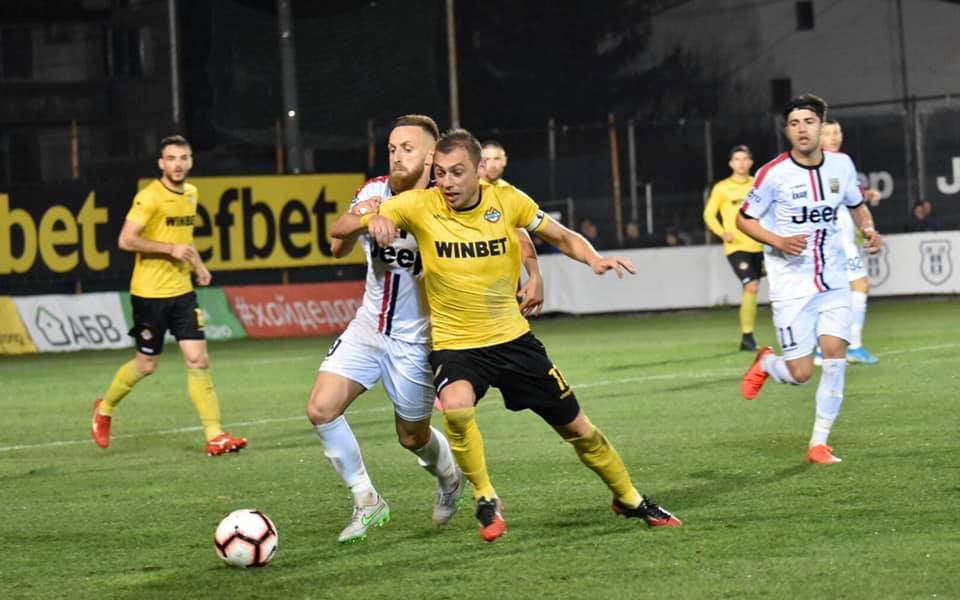 Отборите на Ботев Гълъбово и Ботев Пловдив играят при резултат