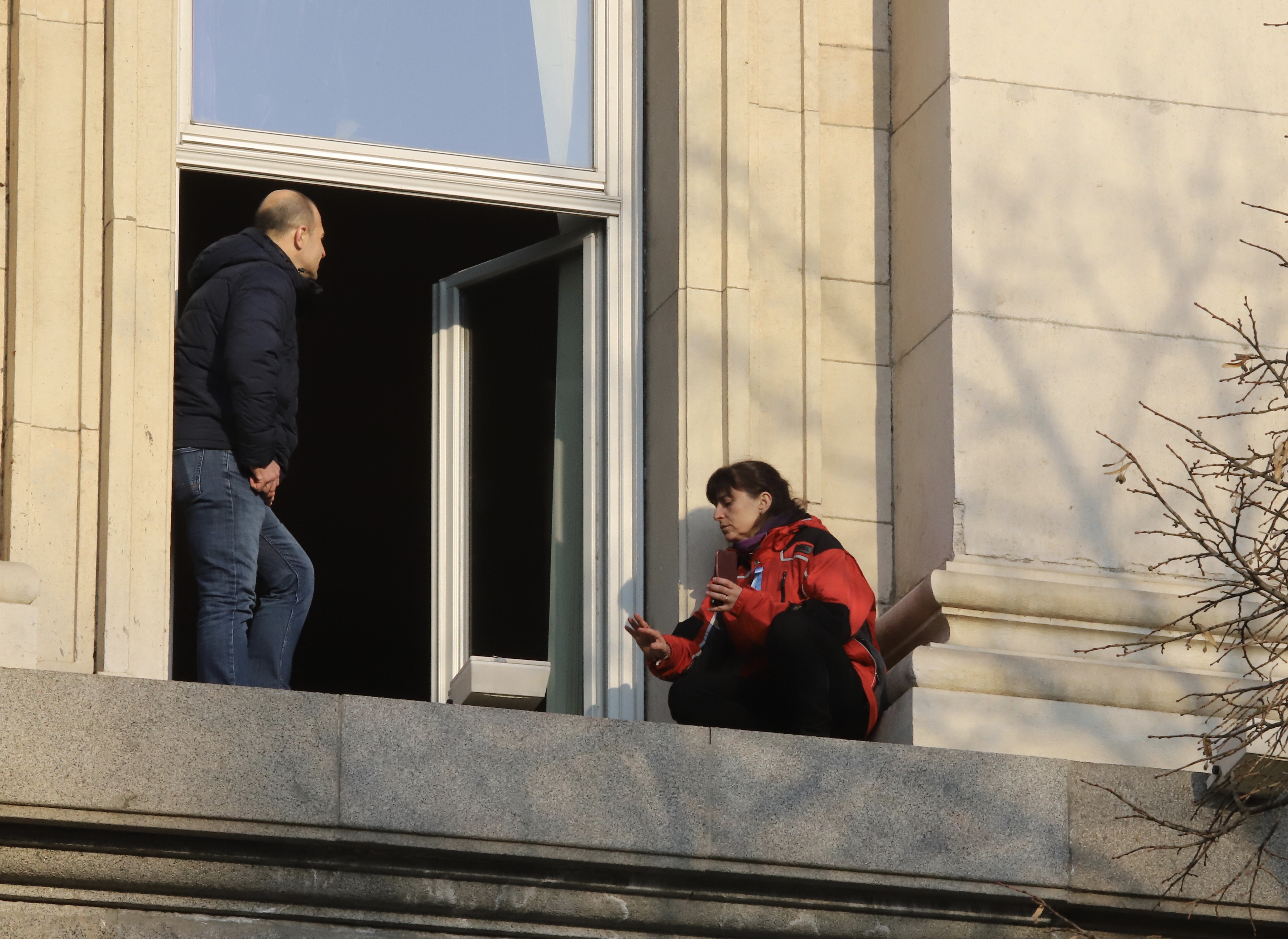 <p>Бойка Атанасова, която работи в &quot;Пирогов&quot; излезе на прозореца на НС в знак на протест</p>
