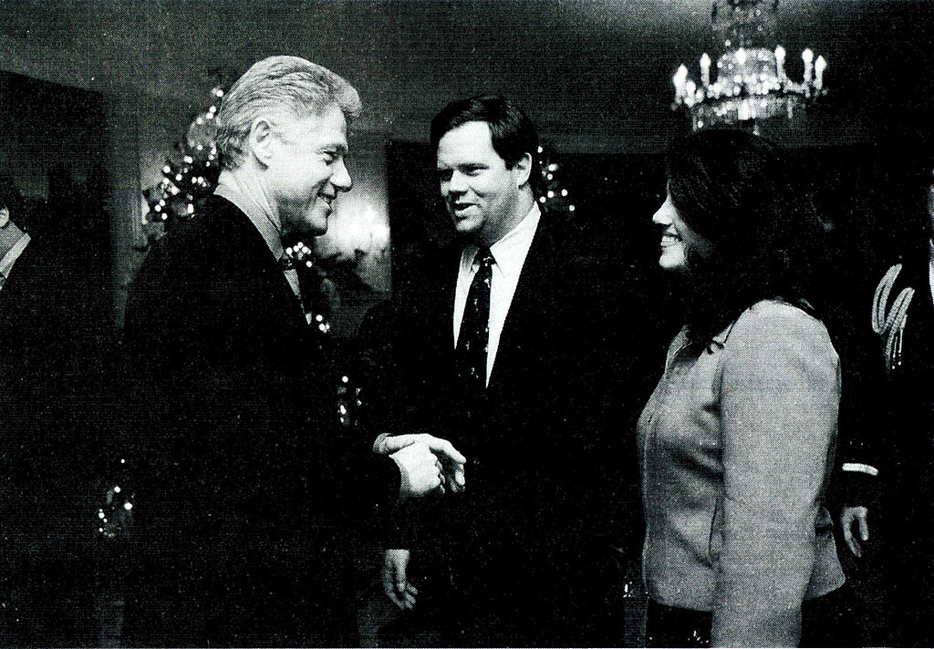 Аферата на Бил Клинтън с Моника Люински започва през 1995 г., когато момичето е на 22 години, а тогавашният американски президент - на 49 г. Скандалът доведе до импийчмънт на Клинтън.