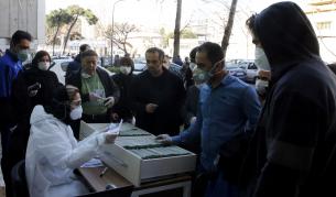 Десетки загинали в Иран, борили Covid-19 с алкохол